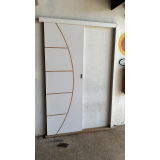 porta balcão de madeira Condomínio Águas Finas